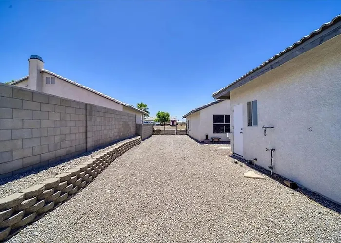 Desert Oasis With Pool, Casita, Rv Parking And Full Hookups Holiday home Fort Mohave